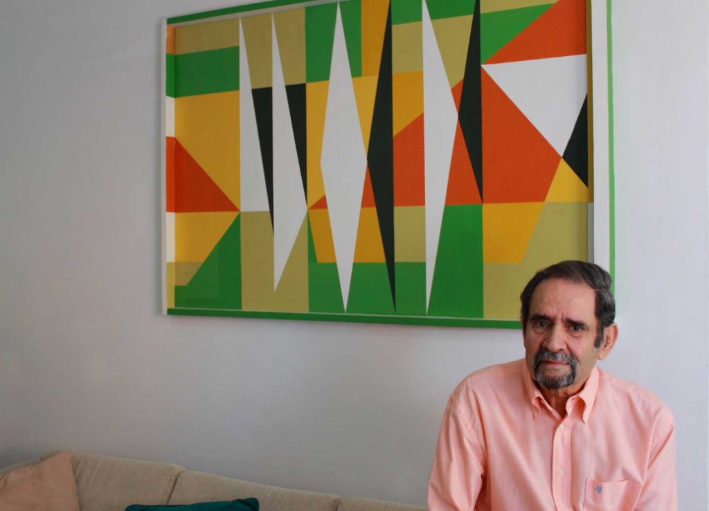 Diego Lafee Machado junto a una de sus obras